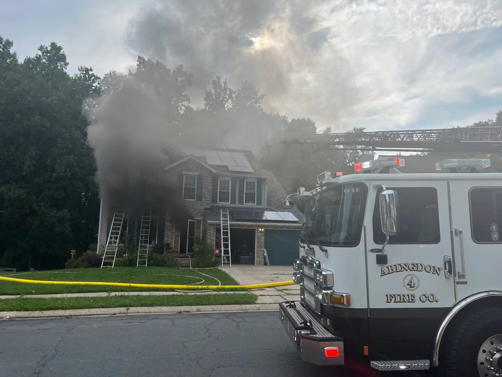 Imagem mostra casa pegando foo — Foto: Abingdon Fire Company