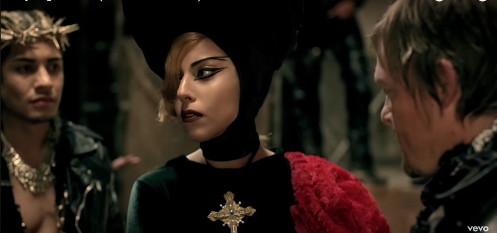Lady Gaga no clipe de 'Judas' — Foto: Reprodução