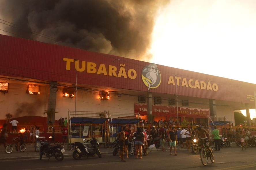 Atacadão é alvo de saques durante incêndio em Duque de Caxias