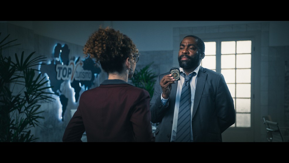 Lázaro Ramos vive o obstinado investigador Oswaldo no filme "Velhos bandidos" — Foto: Divulgação