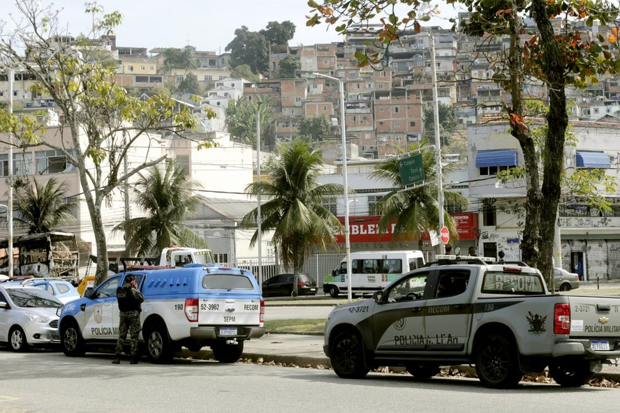 Policiais Militares próximos ao Morro do Dendê, na Ilha do Governador.  Houve tiroteio entre criminosos e PMs e uma menina morreu