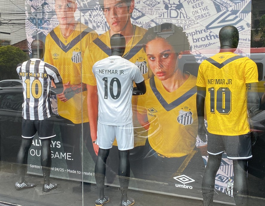 Loja dos Santos exibe camisa personalizada de Neymar