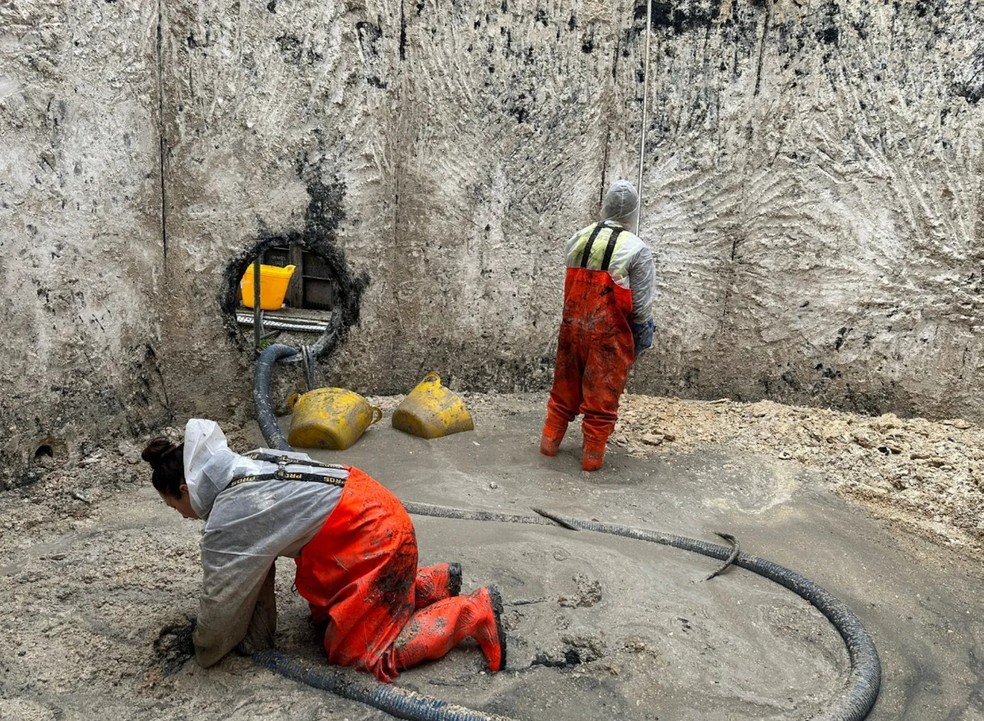 Sarah mantém a vaidade mesmo com um trabalho 'sujo' — Foto: Reprodução