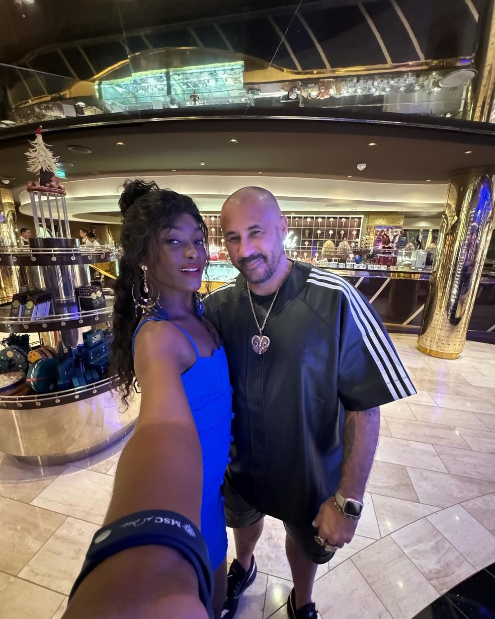 Erika Januza curte cruzeiro com o noivo, Jose Junior, do Afroreggae — Foto: Reprodução/Instagram