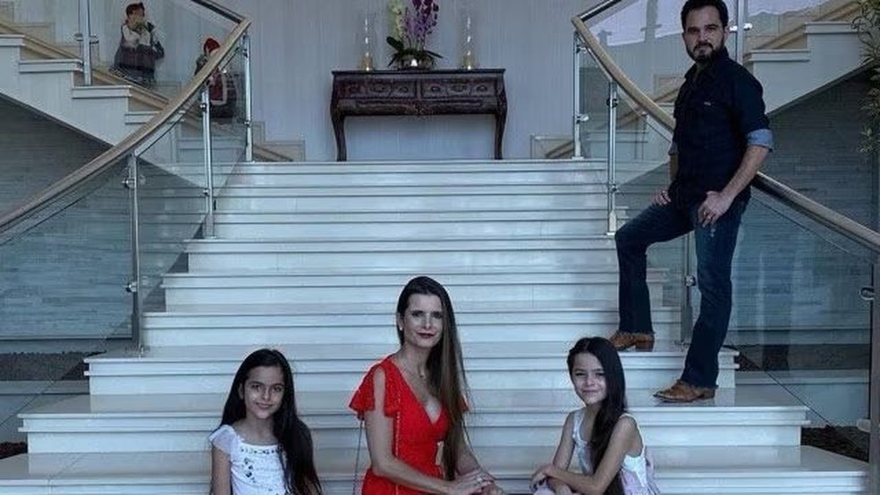 Luciano Camargo com a mulher Flávia Fonseca e as filhas Isabella e Helena — Foto: DIVULGAÇÃO/ALPHA CLASS IMÓVEIS