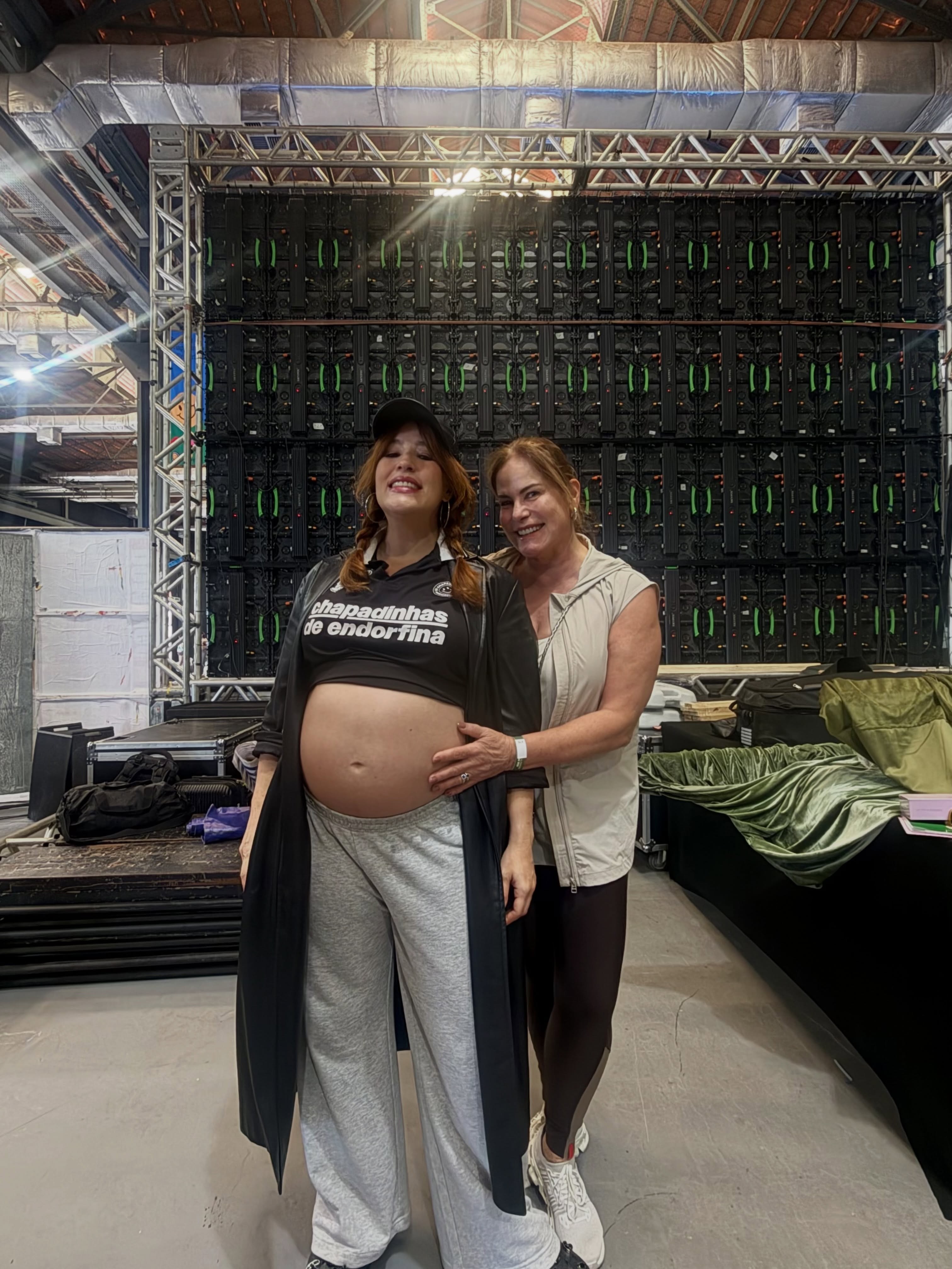 Vovó coruja! Renata Ceribelli posa com a filha grávida de gêmeos
