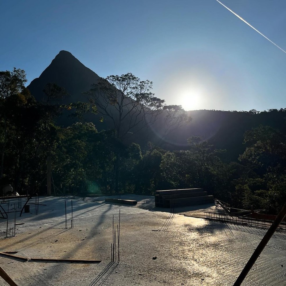 Angelo Paes Leme e Anna Sophia Folch mostram casa nova na Serra do Rio — Foto: reprodução/ instagram