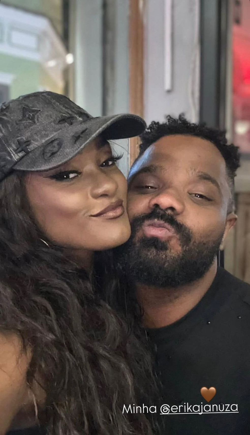 Arlindinho posa com Erika Januza após casal assumir namoro — Foto: Reprodução/Instagram