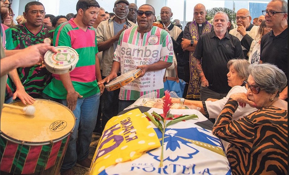 Ritmistas da Mangueira tocam no velório do jornalista e escritor Sérgio Cabral: enterros festivos são uma tradição antiga, que nasceu na África e foi trazida ao Brasil pelos escravizados — Foto: Ana Branco