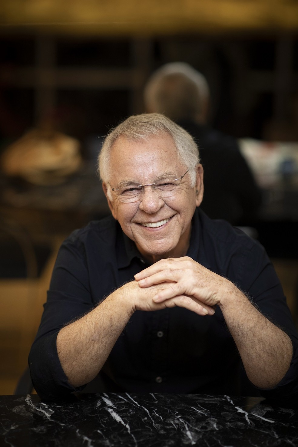 Nelson Motta celebra dois anos de namoro com fã 30 anos mais jovem e lembra  início: 'Era improvável'
