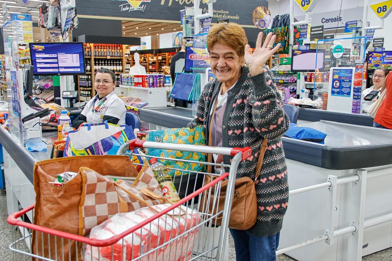 Clientes chegam cedo para primeiro dia de ofertas em rede de supermercados do Rio