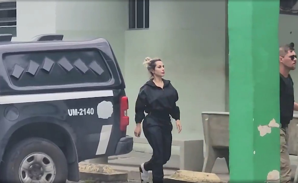 Deolane Bezerra &eacute; presa em opera&ccedil;&atilde;o da Pol&iacute;cia Civil de Pernambuco &mdash; Foto: Bruno Fontes / TV Globo
