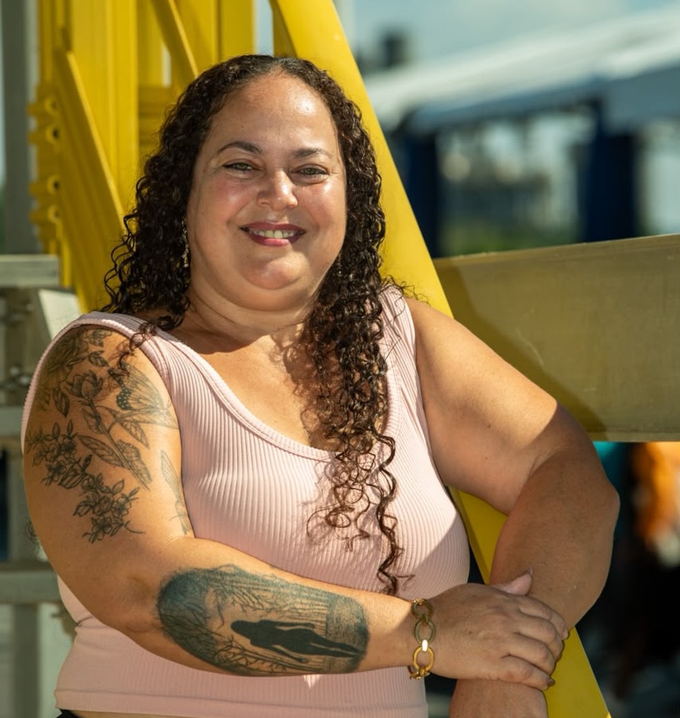 A pescadora Priscila da Costa Amorim espera mais peixes com a melhora da água — Foto: Fabio Cordeiro