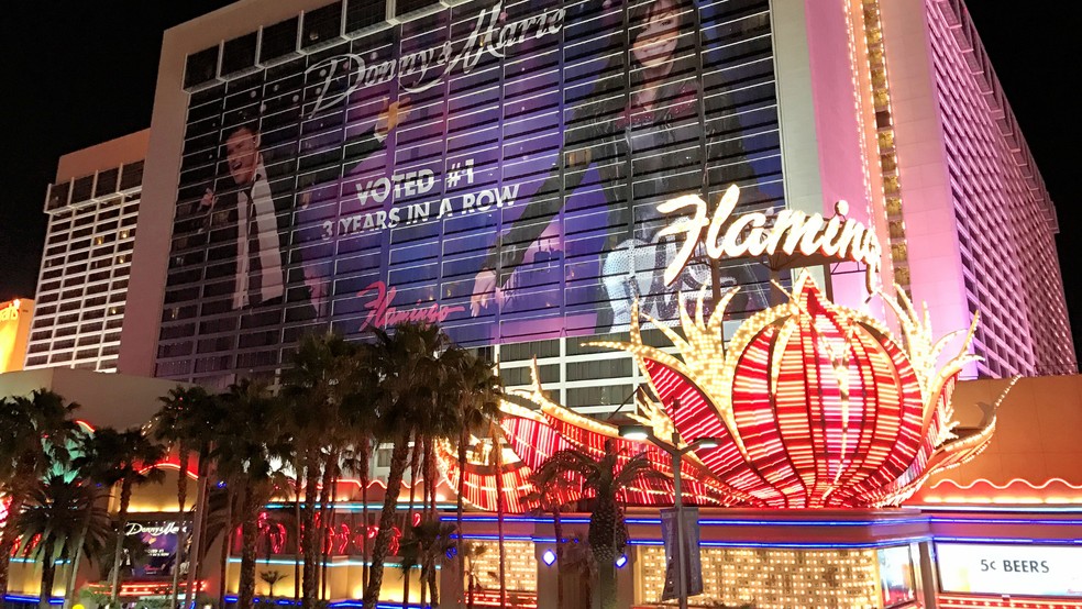Fachada do Hotel e Cassino Flamingo, em Las Vegas, local onde Mitchell Fairbarn, 33, foi preso por sequestrar e torturar um flamingo — Foto: Wikimedia Commons