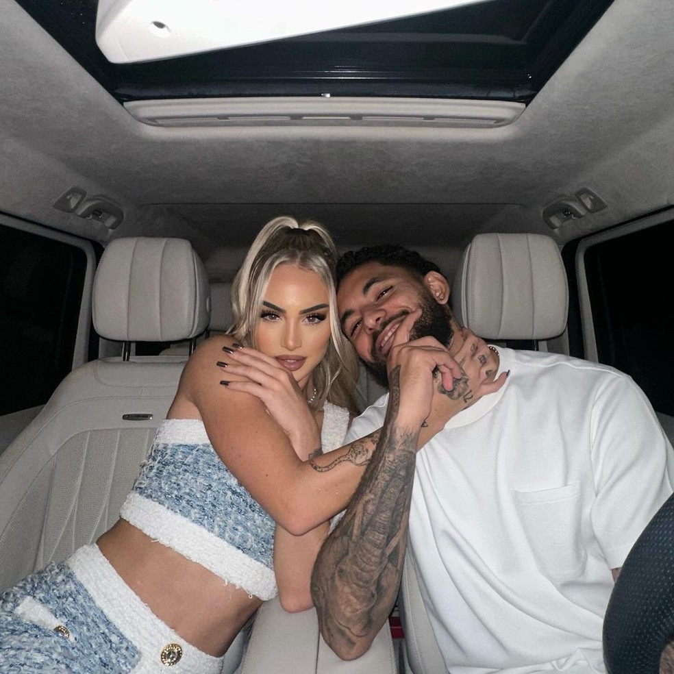 O jogador brasileiro Douglas Luiz namora a também jogadora de futebol Alisha Lehmann — Foto: Reprodução de Instagram