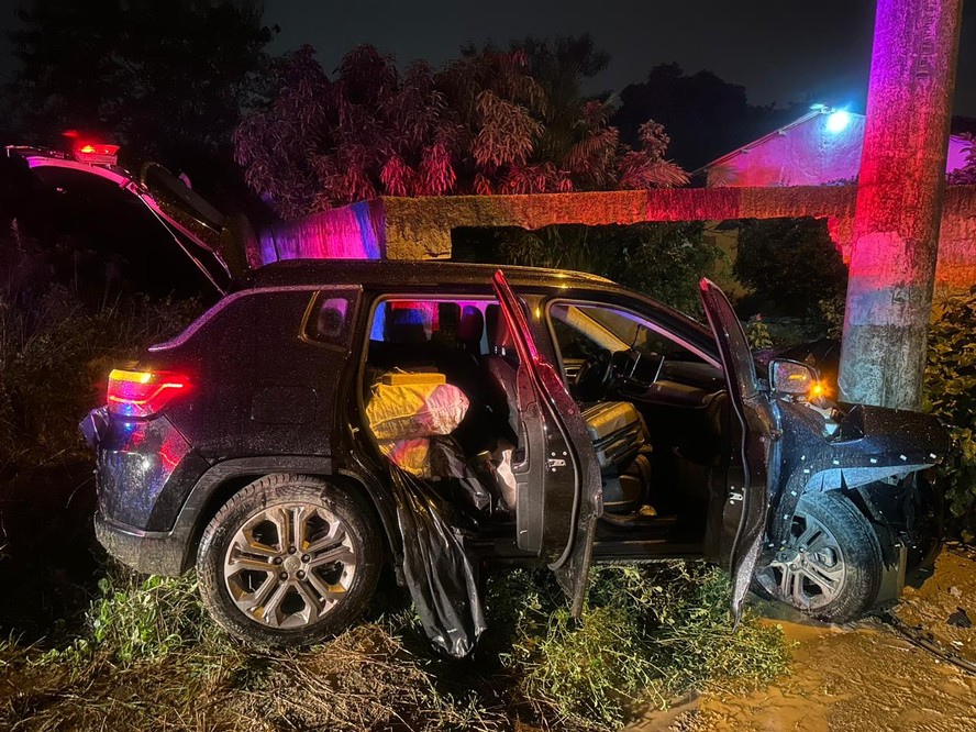 Suspeitos colidem carro em poste após perseguição em Seropédica