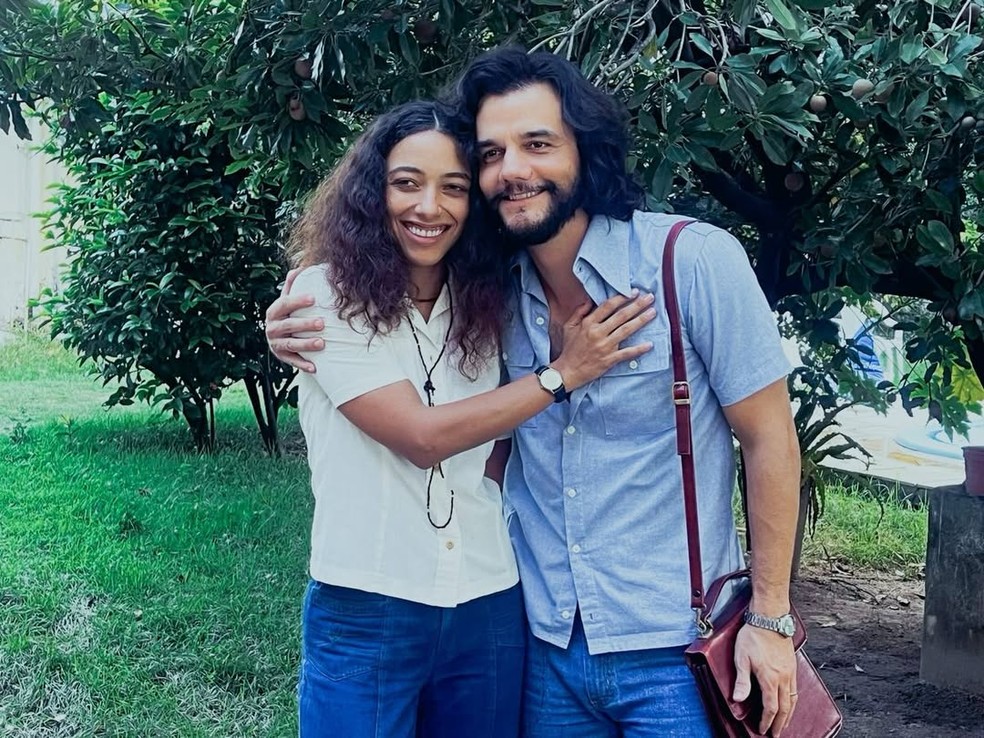 Alice Carvalho e Wagner Moura nos bastidores do filme 'O Agente Secreto' — Foto: Reprodução/Instagram