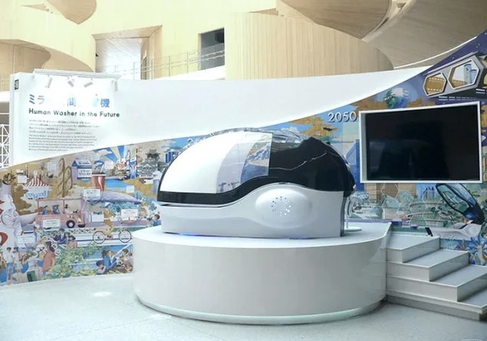 Empresa japonesa apresenta nova máquina de lavar, destinada a dar banhos em humanos — Foto: Reprodução