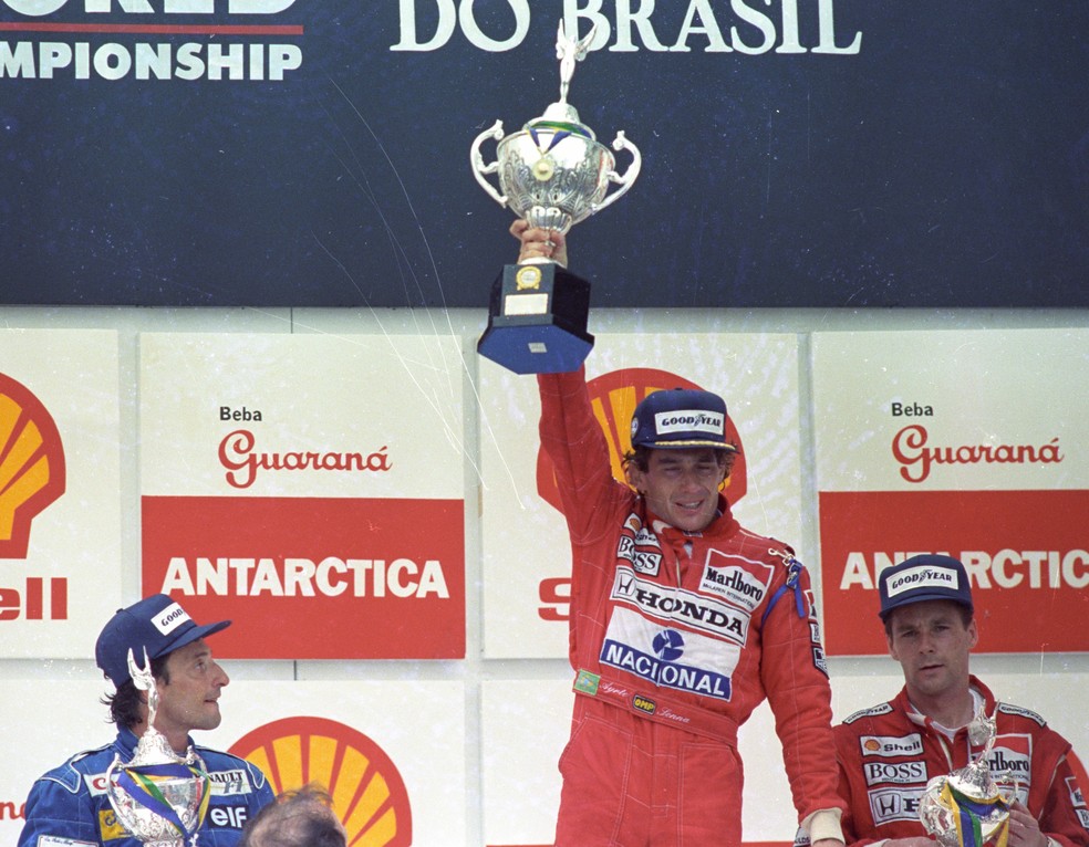 Com o resto das forças, Senna levanta o troféu em Interlagos — Foto: Fernando Pereira / Agência O Globo / 24.3.1991