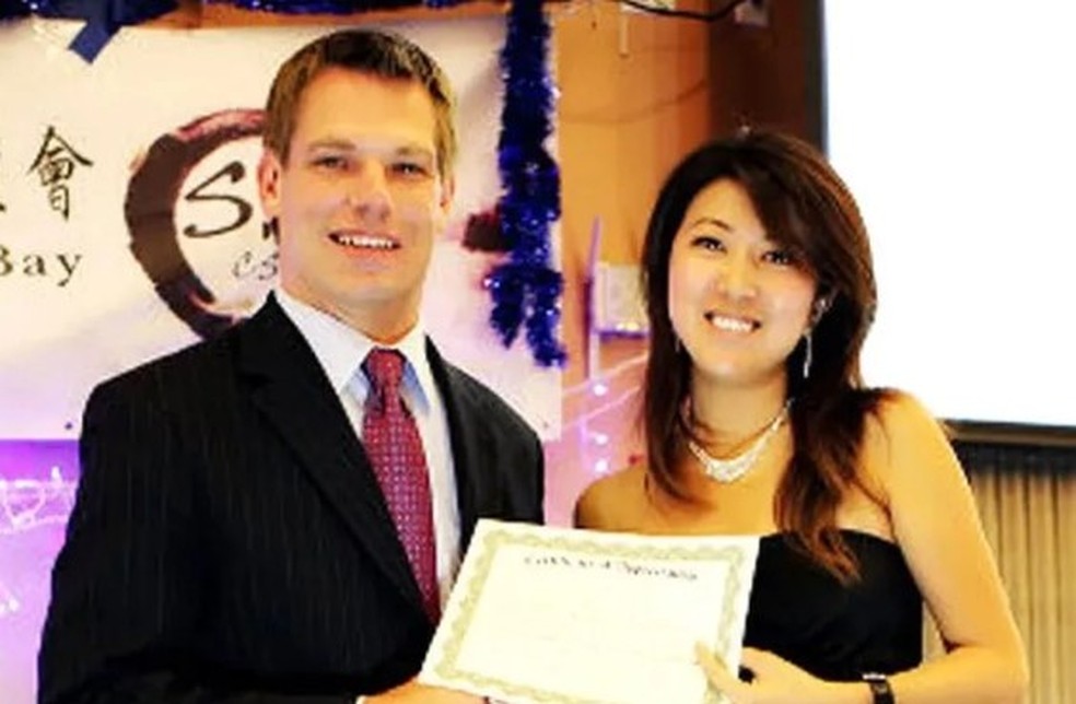Christine Fang com o pol&iacute;tico americano Eric Swalwell &mdash; Foto: Reprodu&ccedil;&atilde;o/Facebook