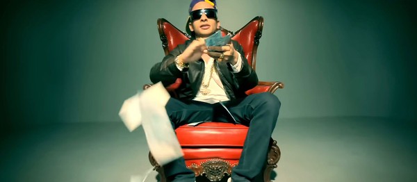Mc Guimê no clipe "Plaquê de 100" — Foto: Reprodução