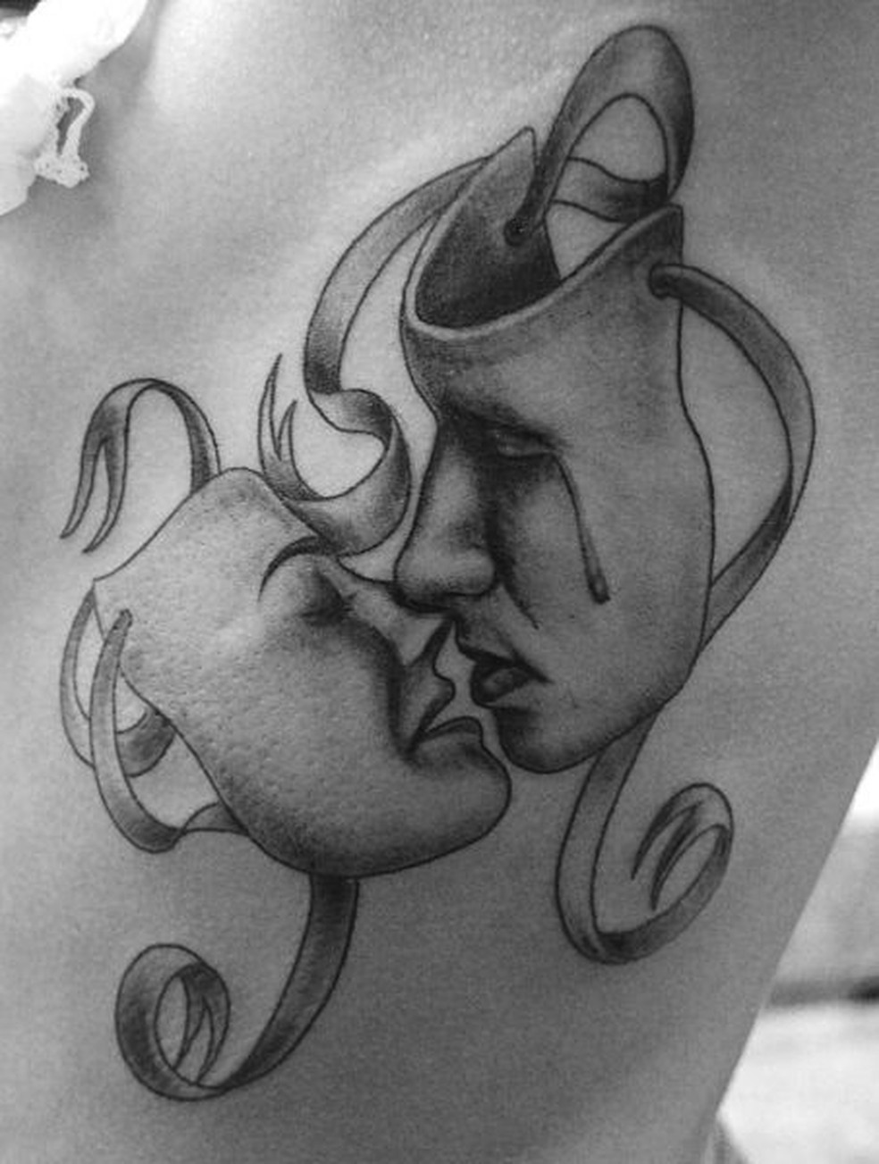Detalhe da tatuagem de Isis Valverde — Foto: divulgação