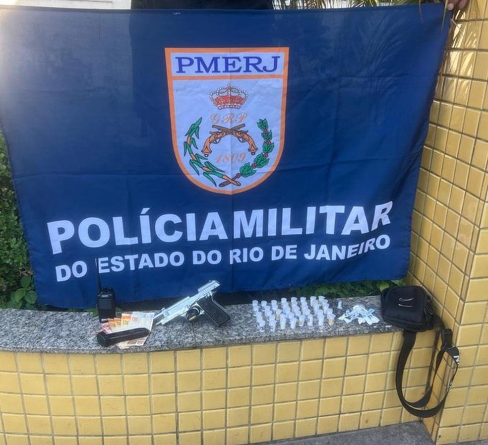 Uma pistola, rádio transmissor,  dinheiro em espécie e drogas apreendidos naTaboinhas — Foto: Divulgação/PM