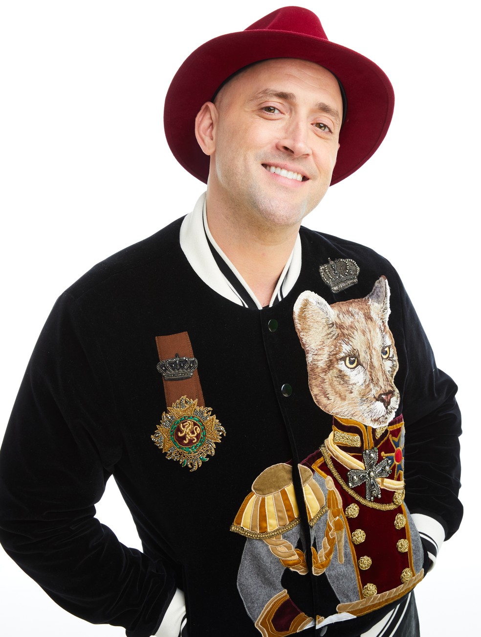 O casaco Dolce & Gabbana está na mostra "Rir, um ato de resistência" — Foto: Fabio Bartelt/Divulgação