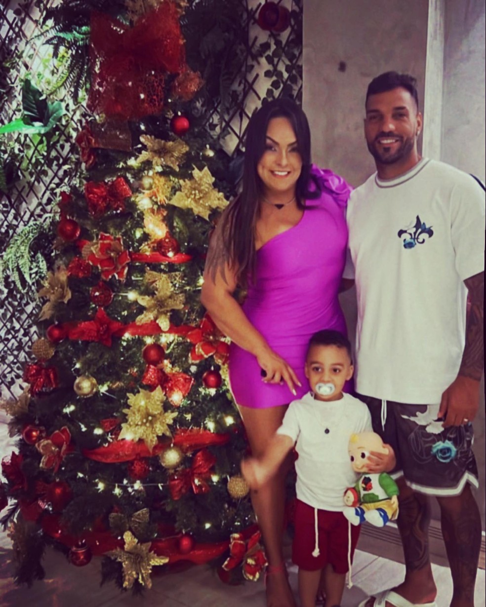 Andressa Soares, a Mulher Melancia, com o marido e o filho — Foto: reprodução/ instagram