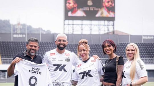 Rafaella Santos prestigia retorno de Gabigol ao Santos e posa com família do jogador