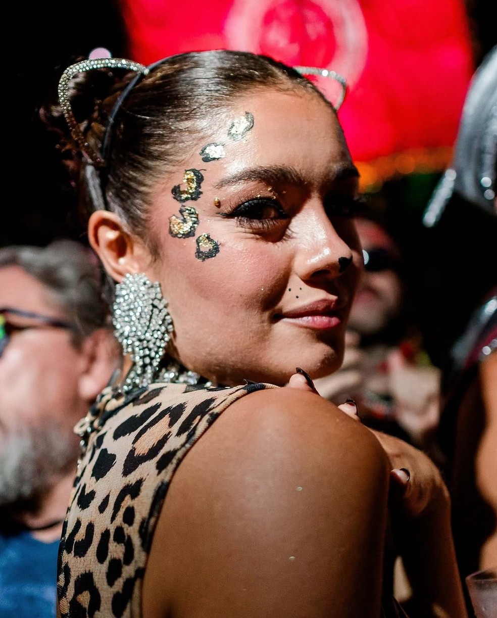 Sophia e Charlotte está solteira e vira “Chapeuzinho Vermelho” na folia