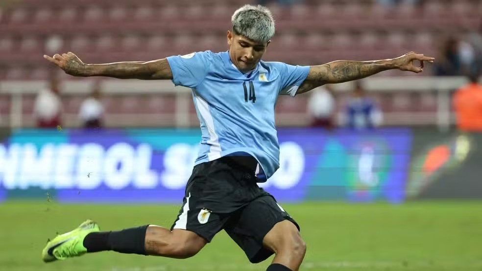 Botafogo avança pela contratação da joia uruguaia Mateo Peralta, de 20 anos