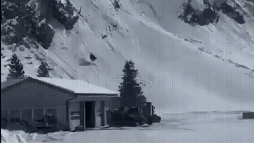 Vídeo mostra teleférico caindo no desfiladeiro de neve; uma pessoa morreu