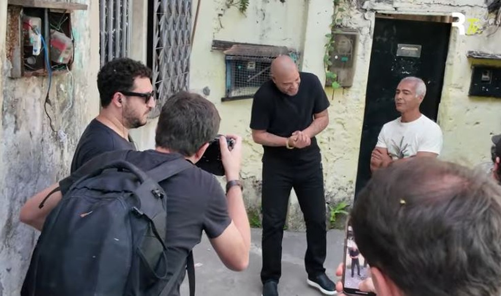Adriano leva Romário para conhecer a casa onde cresceu na Vila Cruzeiro — Foto: reprodução/ youtube