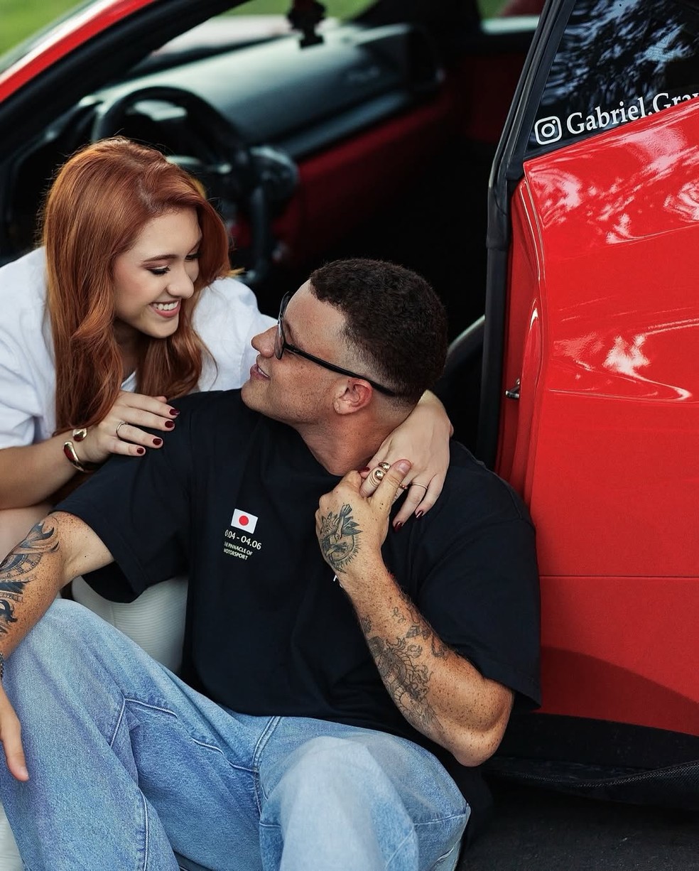 Sofia Liberato e Gabriel Gravino fazem ensaio com Ferrari de R$2,5 milhões — Foto: Mayckon Santos e Vanessa de Castro/Reprodução/Instagram