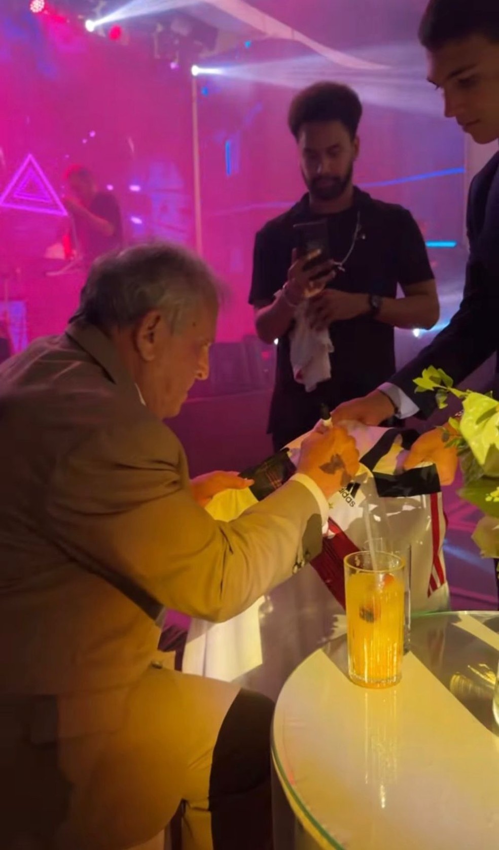 Zico dá autógrafo em camisa de Flamengo de convidado — Foto: Reprodução/Instagram