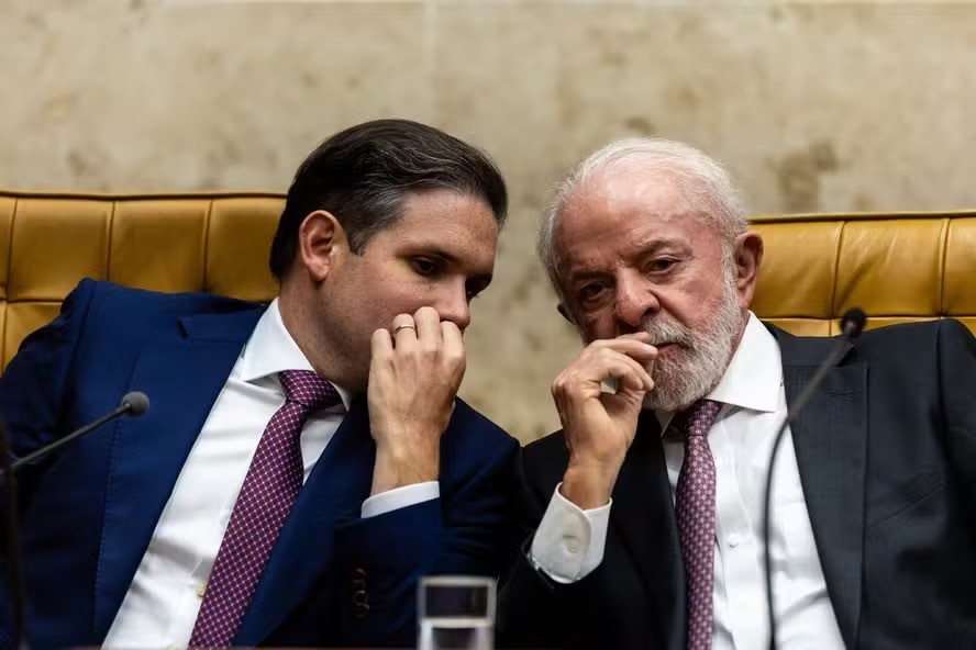 Após aprovação da PEC do fim da escala 6×1 na Câmara, Lula liga para Motta