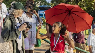 ‘Vale Tudo’ começa a gravar por Foz do Iguaçu: Raquel (Taís Araujo) guiando um grupo de turistas — Foto: Fábio Rocha/Rede Globo