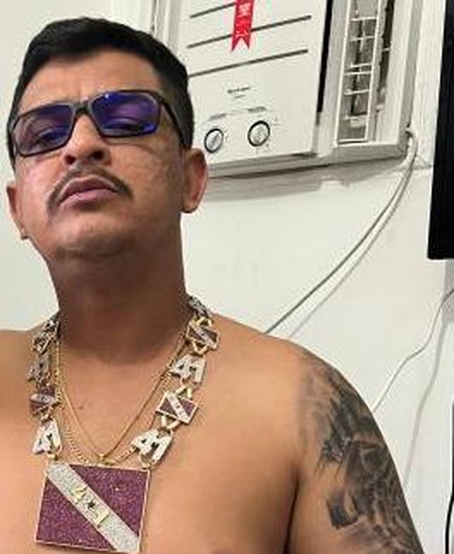 Leonardo Costa Araújo, o Leo 41, traficante apontado como o chefe do tráfico de drogas no Pará com um cordão da bendeira do estado