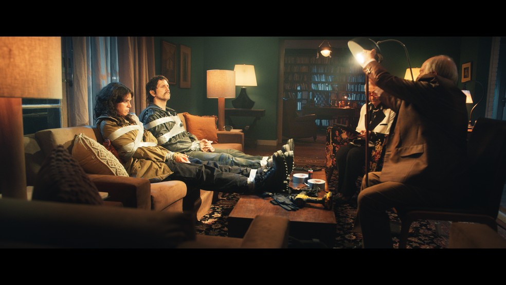 Nancy (Bruna Marquezine) e Sid (Vladimir Brichta) são cooptados pelo casal Marta (Fernanda Montenegro) e Rodolfo (Ary Fontoura) para um assalto a banco, no filme "Velhos bandidos" — Foto: Divulgação