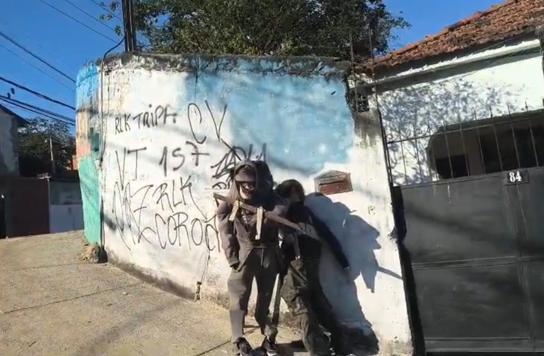 Traficantes instalam bonecos que simulam pessoas armadas em favela do Rio; vídeo