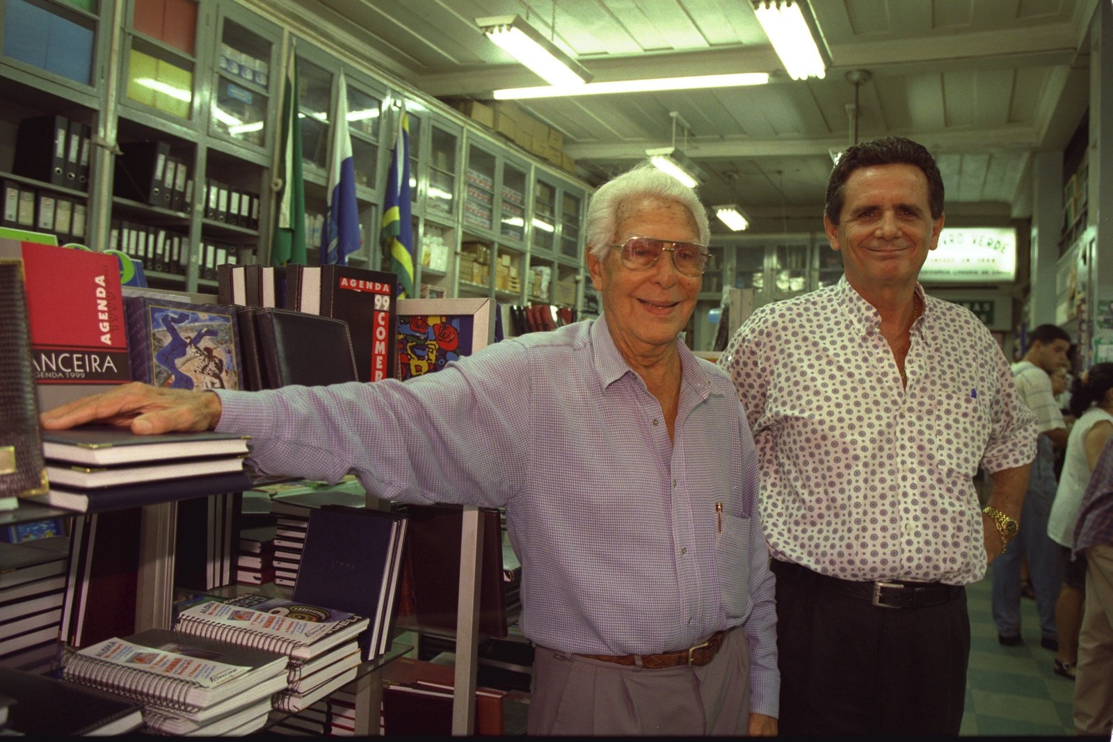 João Sobral, que morreu em 2000, aos 88 anos, com o filho Ronaldo Sobral, atual dono — Foto: Agência O Globo
