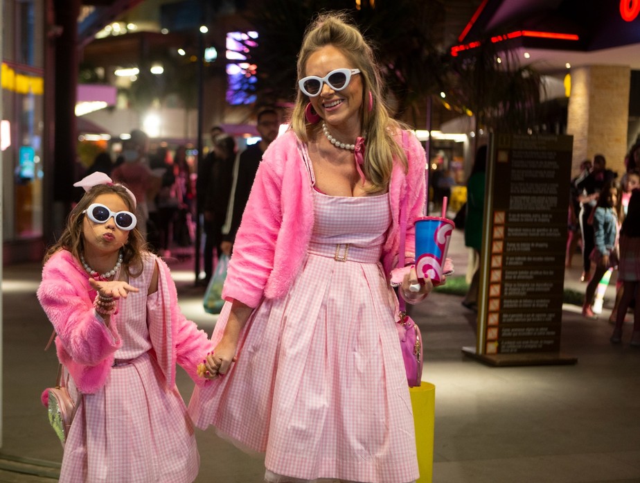Barbiecore: looks rosas prometem dominar as salas de cinema e a