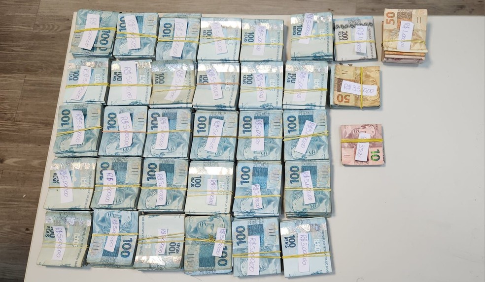O dinheiro apreendido no apartamento de luxo na Barra da Tijuca &mdash; Foto: Pol&iacute;cia Federal/Divulga&ccedil;&atilde;o