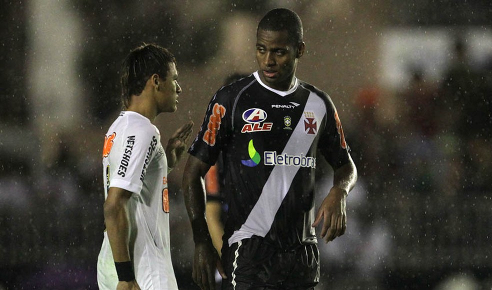Neymar e Dedé se enfrentam em São Januário — Foto: Marcelo Sadio/Vasco