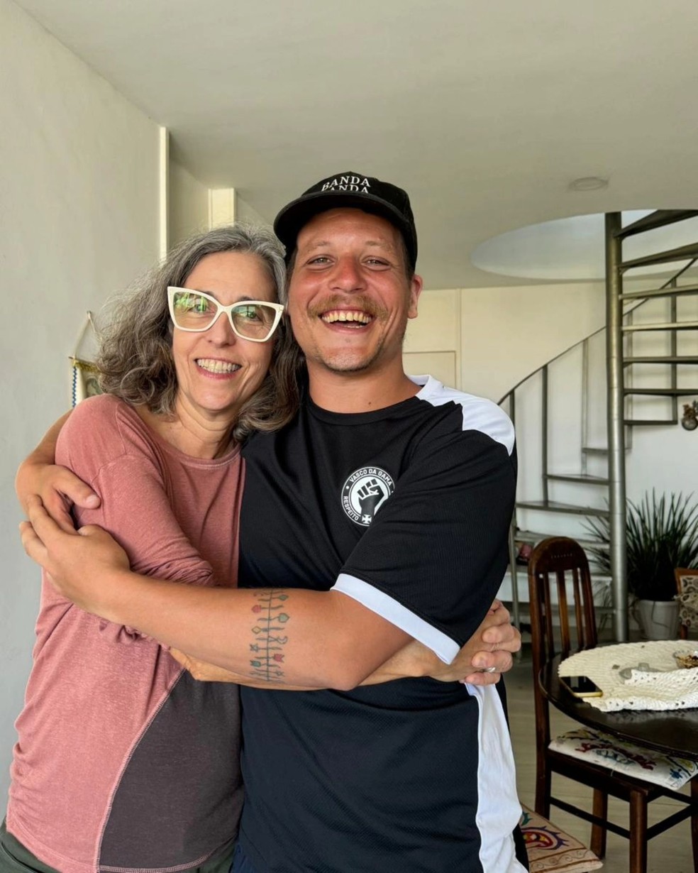 Chico Chico surge com novo visual e posa ao lado da amiga Ana Márcia Gambôa — Foto: reprodução/ instagram