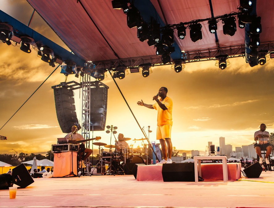 Thiaguinho celebra primeiros shows internacionais com o 'Tardezinha