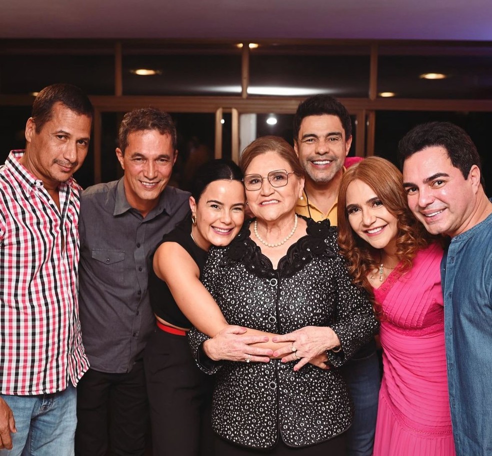 Zezé Di Camargo com a mãe e os cinco irmãos; Luciano Camargo não foi à festa de 80 anos da mãe — Foto: Jéssica Fotógrafa