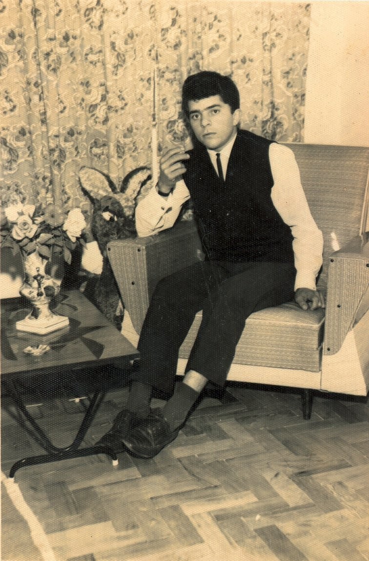 Lula em sua casa em São Paulo, ainda sem a tradicional barba que virou sua marca — Foto: FUNDAÇÃO PERSEU ABRAMO 1964