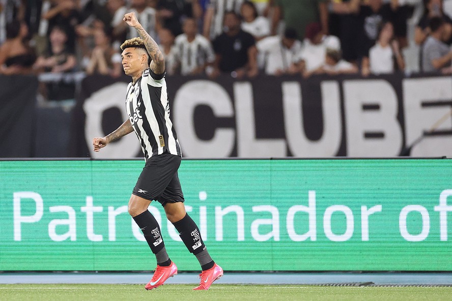 Igor Jesus comemora o gol que abriu o placar no clássico